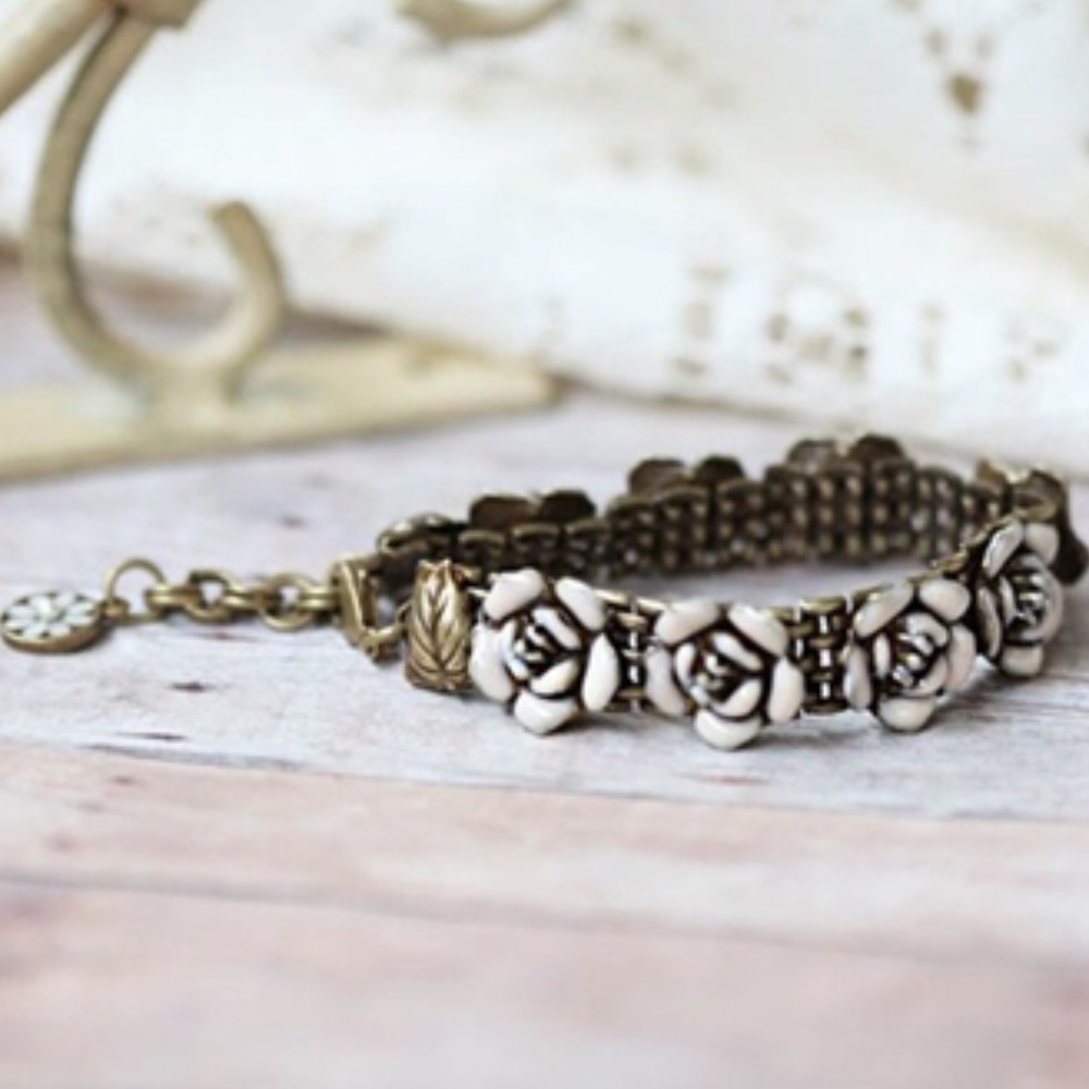 String of Antiqued Gold Roses Bracelet, NWT-Boutique
